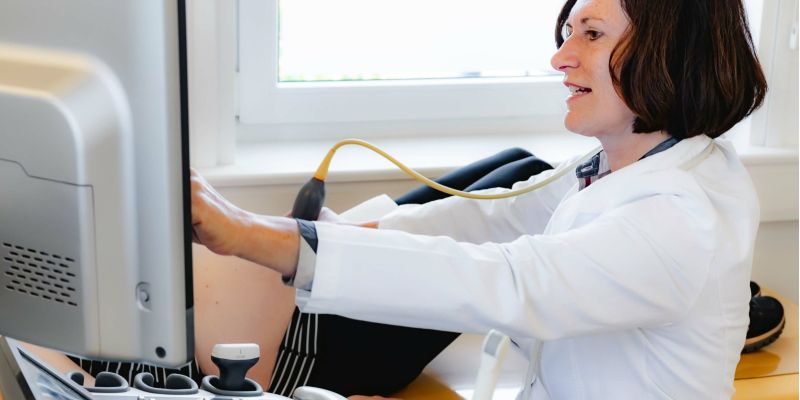 Frau Dr. Dagmar Köhler am Ultraschallgerät