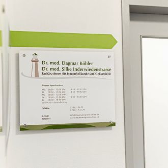 Eingang zur Praxis mit Praxisschild