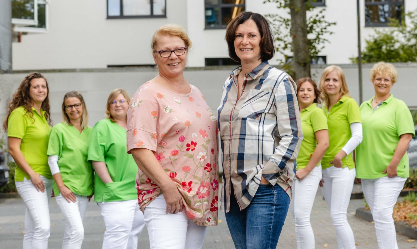 Frau Dr. Silke Inderwiedenstrasse und Frau Dr. Dagmar Köhler mit Team