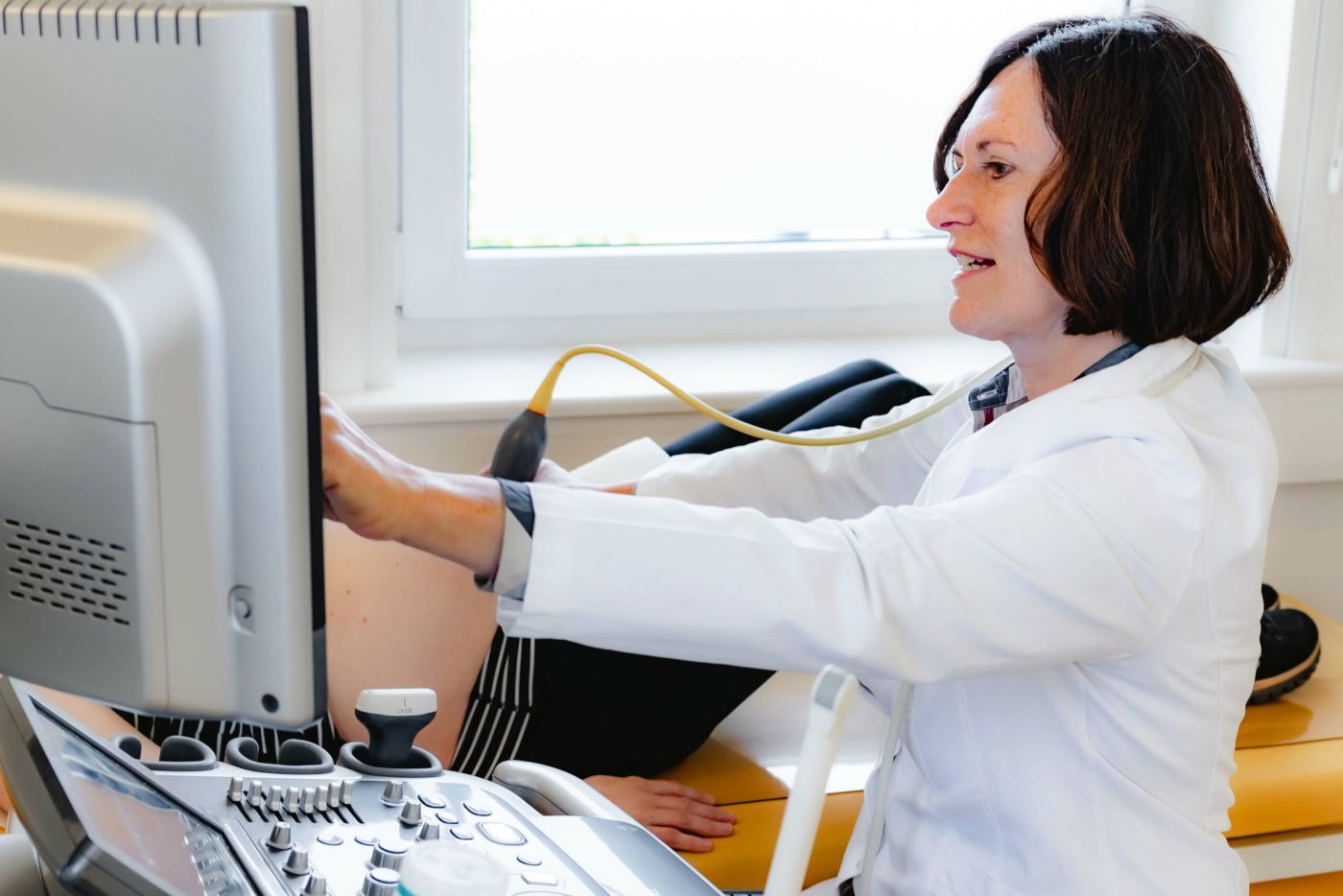 Frau Dr. Dagmar Köhler bei einer Ultraschallbehandlung